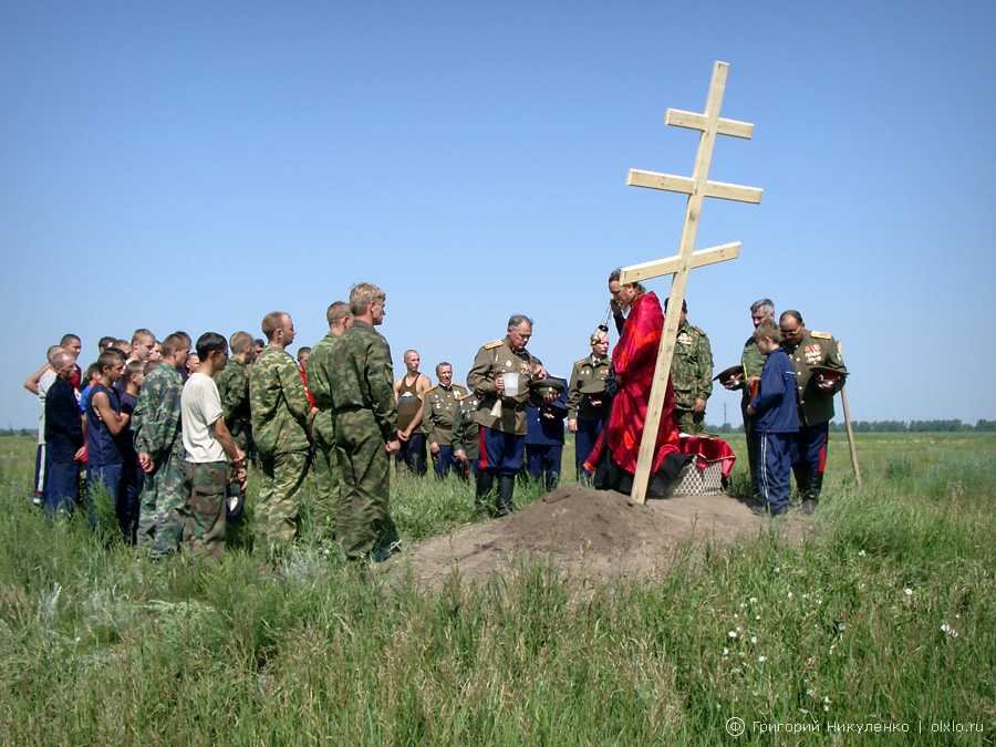 Установка креста в Покровской крепости