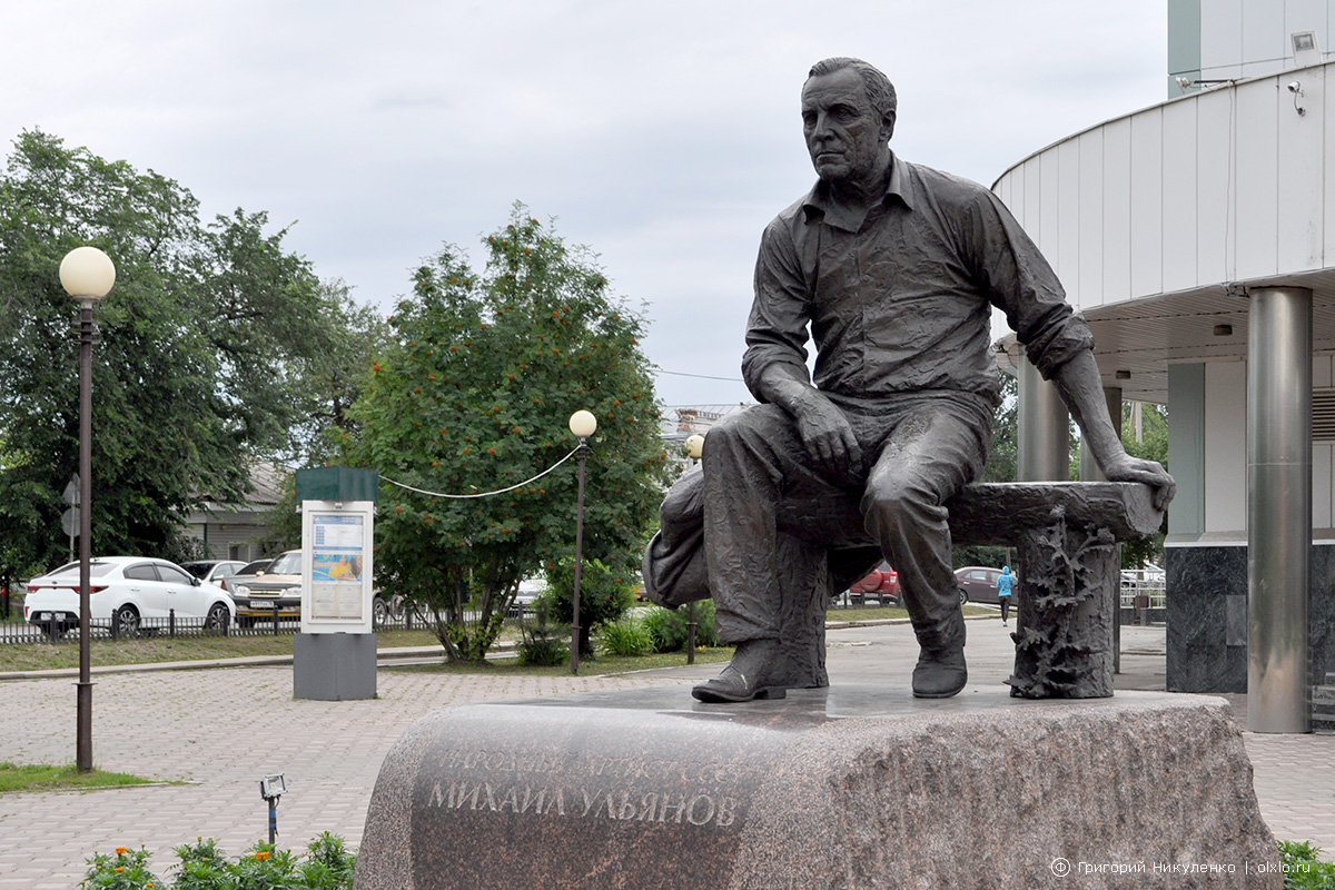 Памятник Михаилу Ульянову в Таре