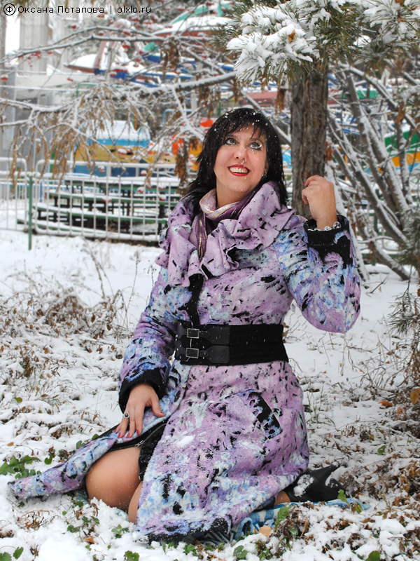 Ольга на фоне пушистого первого снега